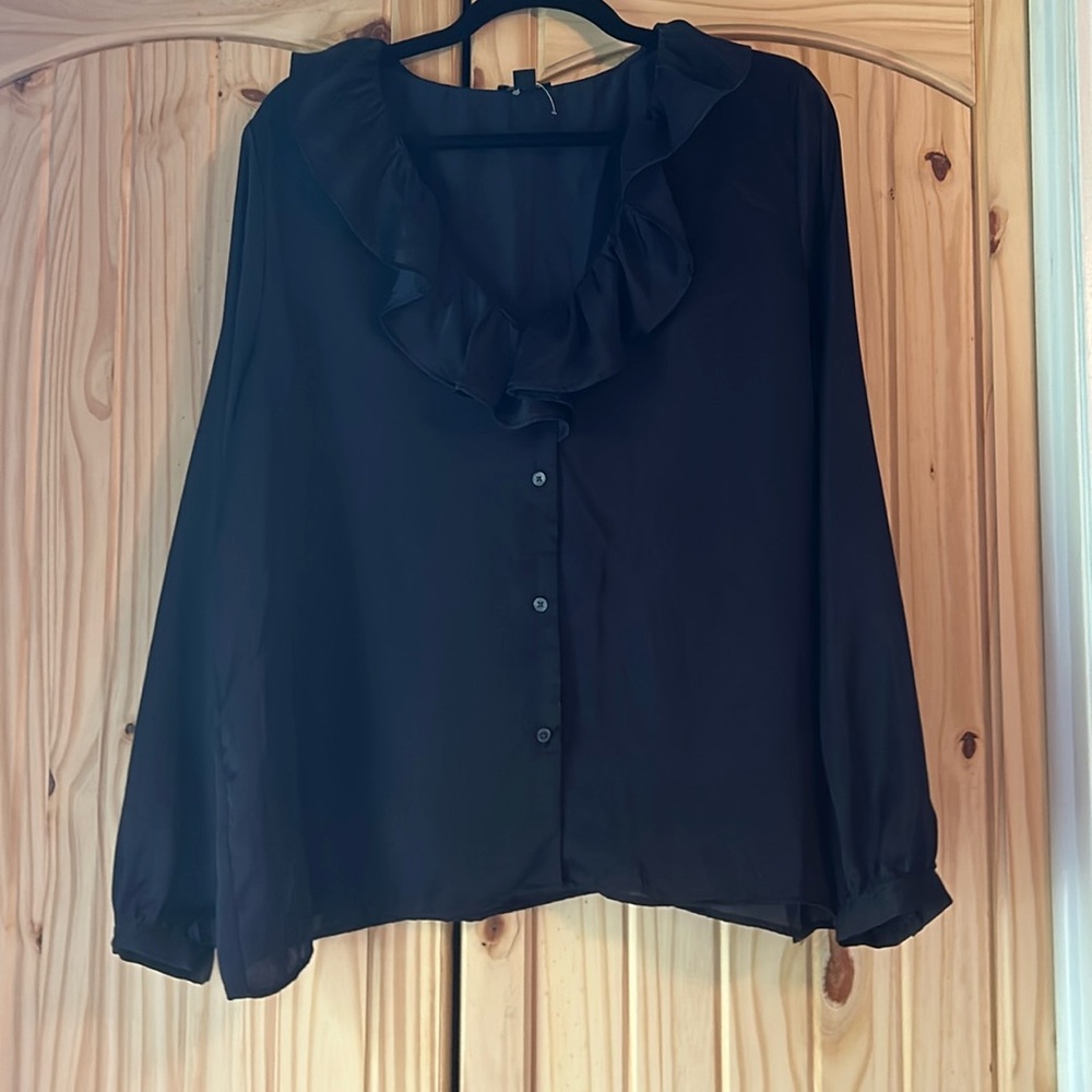 NWOT Ann Taylor Ruffle V-Neck Top Size L